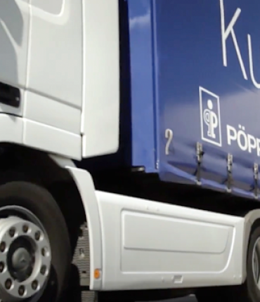 Blauer LKW der Firma Pöppelmann als Symbolbild für die Referenz der SVA mit Pöppelmann