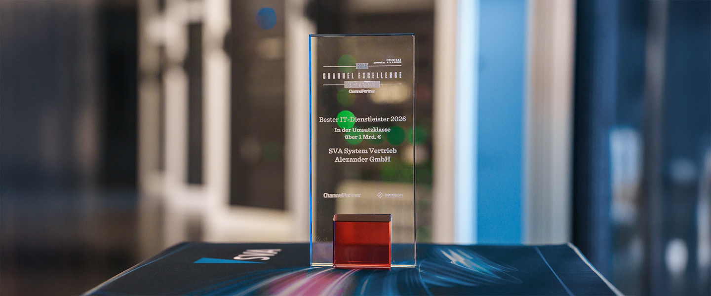 Gläserne Auszeichnung „Channel Excellence Award“ für SVA System Vertrieb Alexander GmbH als bester IT Dienstleister 2026 in der Umsatzklasse über 1 Mrd. Euro, fotografiert auf einem Tisch vor unscharfem Bürohintergrund.